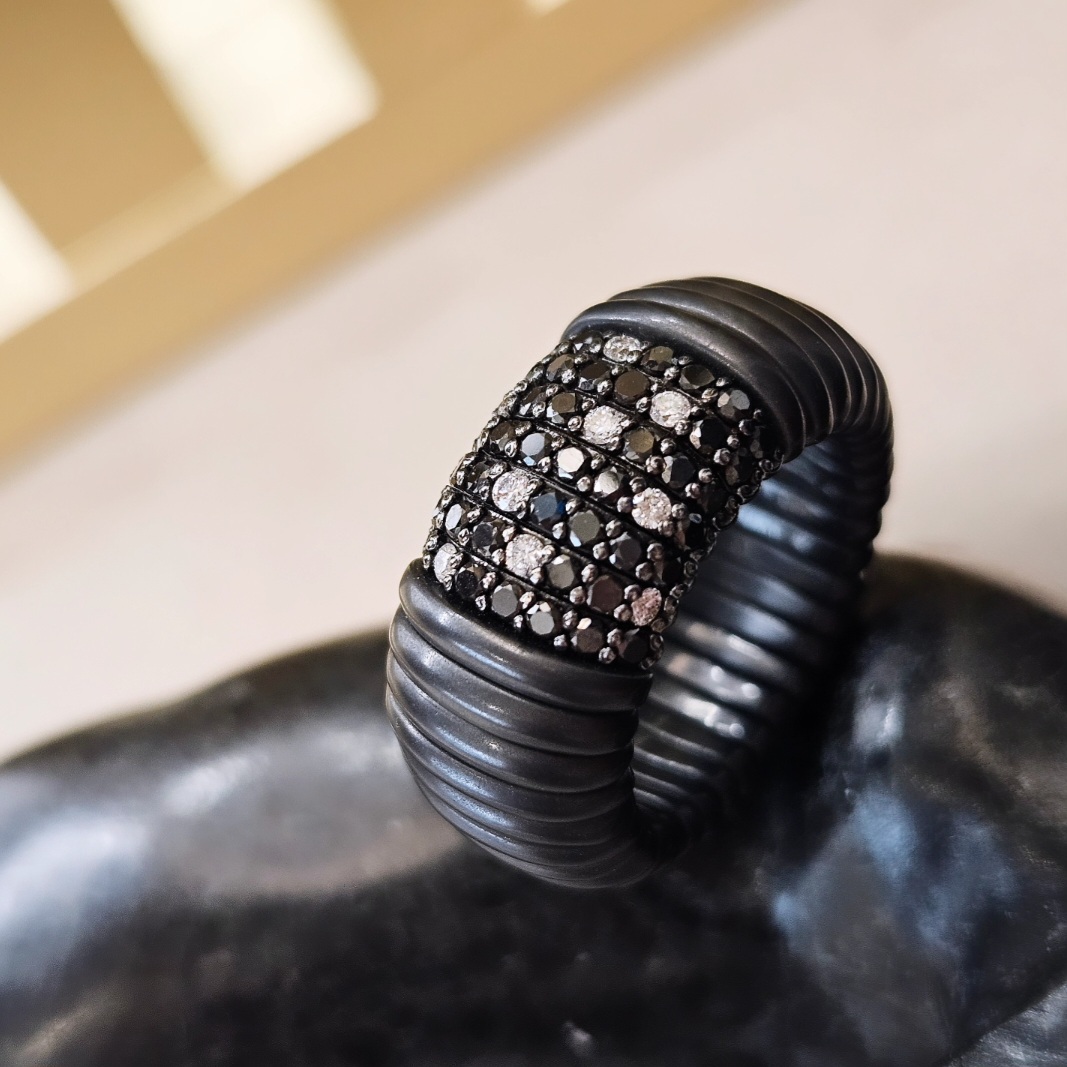 Ring aus schwarzen Keramik