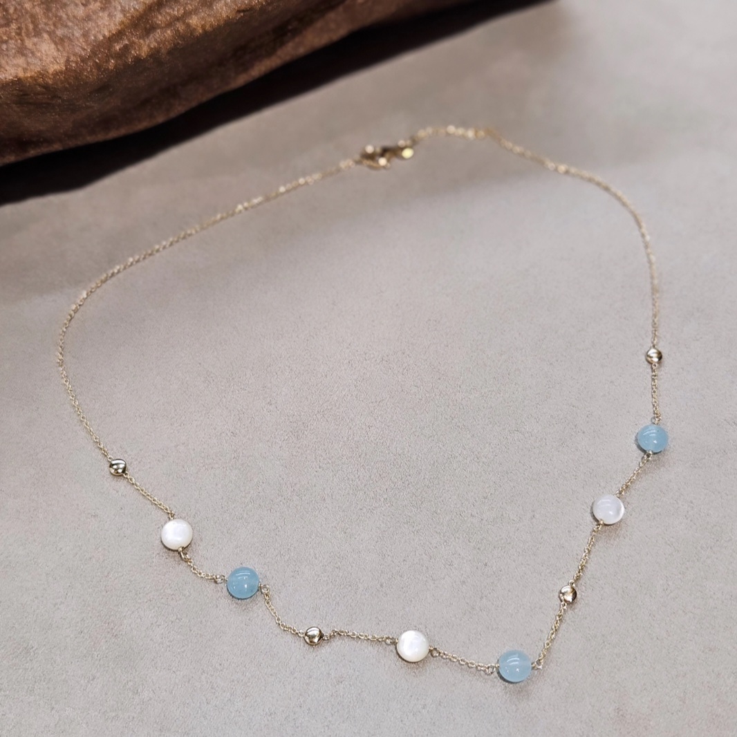 Collier or jaune 585 avec quarz bleu ciel et nacre blanche