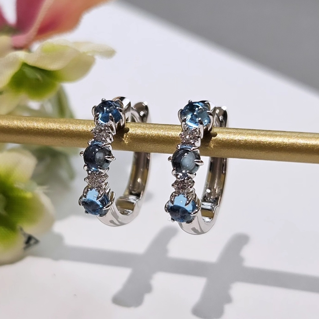 Créoles en or blanc avec quartz bleus