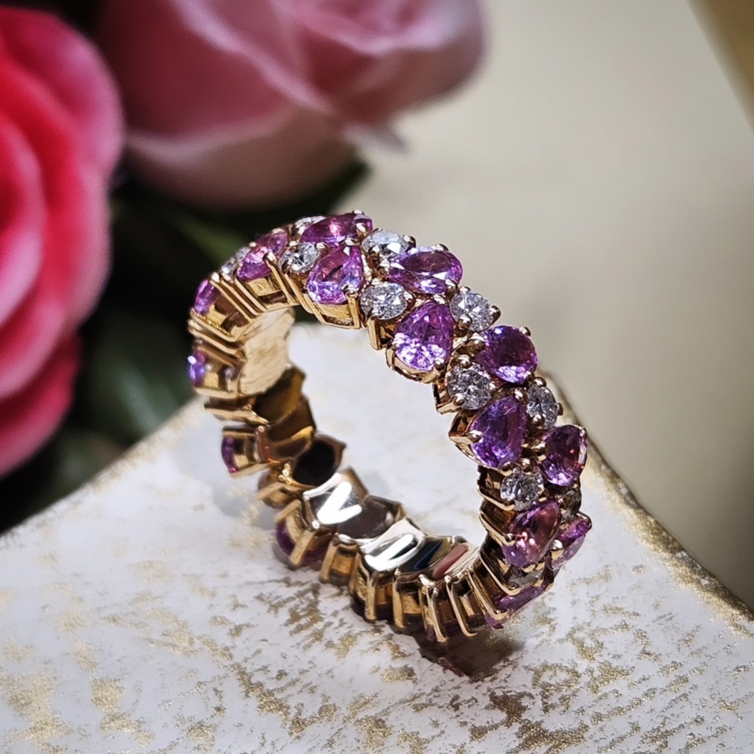 Bague or rose avec diamants et saphirs roses