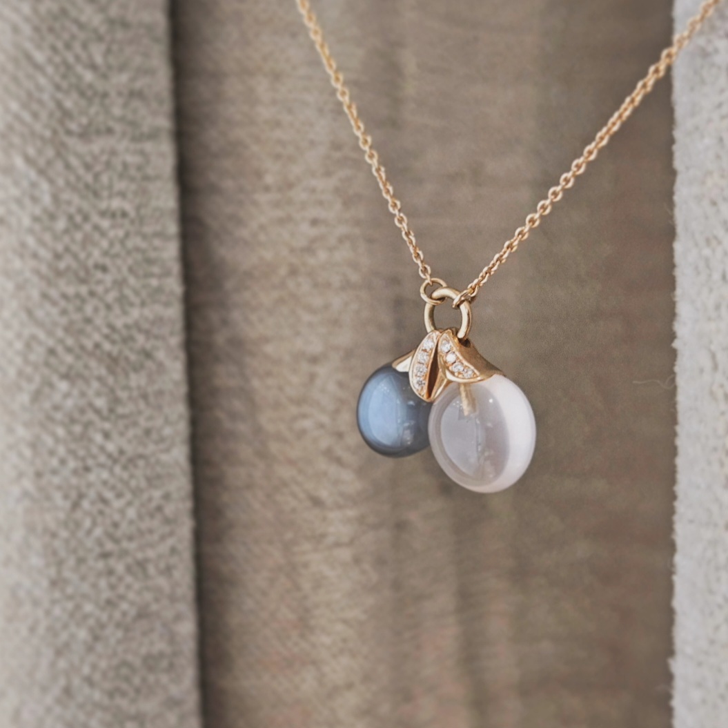 Collier or rose avec quarz rose et pierre de lune